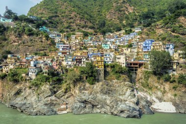 Dağlarda renkli evleri