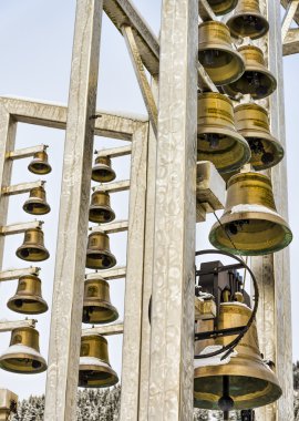 Çok çan bir karede astı