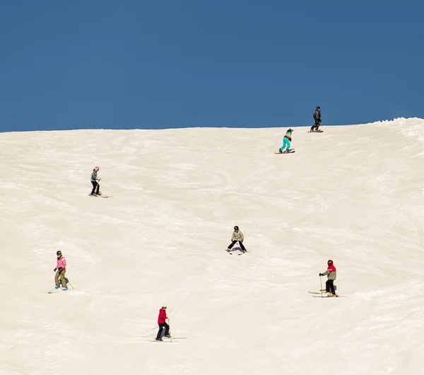 Sciare e snowboard si divertono in montagna — Foto Stock