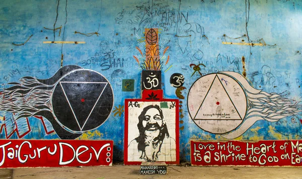 Muro em Maharishi Mahesh Yogi (Beatles) ashram em Rishikesh — Fotografia de Stock