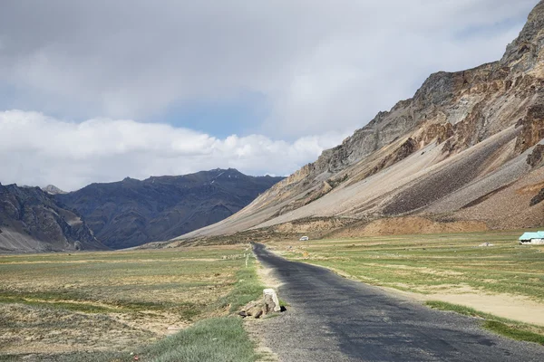Route panoramique dans la haute vallée de montagne — Photo
