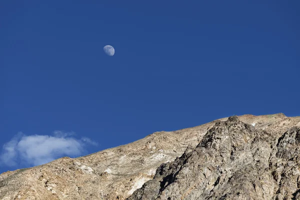Duży biały księżyc nad skały — Zdjęcie stockowe