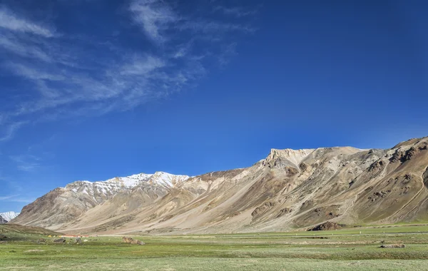 Big mountains around valley — Stock Photo, Image