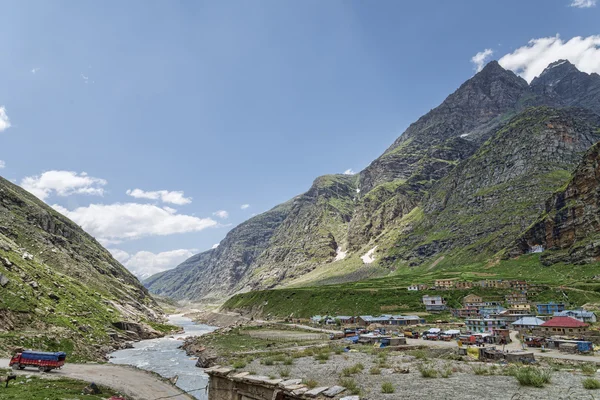 Doğal görünümünü dağ köyü — Stok fotoğraf
