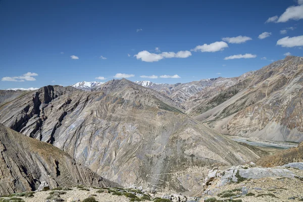 Вид на скелясті гори з високого перевалу — стокове фото