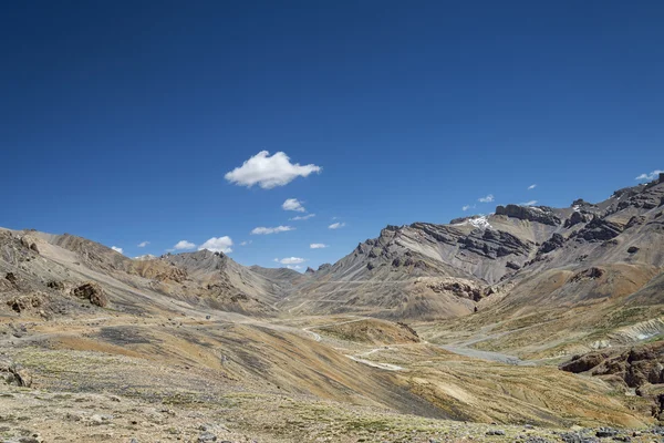 Panoramautsikt över bergen och slingrande väg — Stockfoto