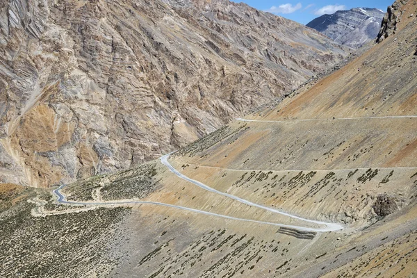 Dolambaçlı dağ yol görünümünü — Stok fotoğraf