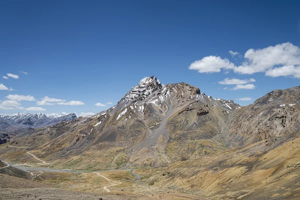 Snow capped peak a silnici v údolí — Stock fotografie