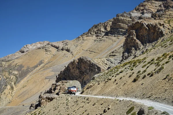 Kamyon dağ yolda gidiyor — Stok fotoğraf