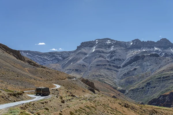 Blick auf kurvenreiche Straße in den Bergen — Stockfoto