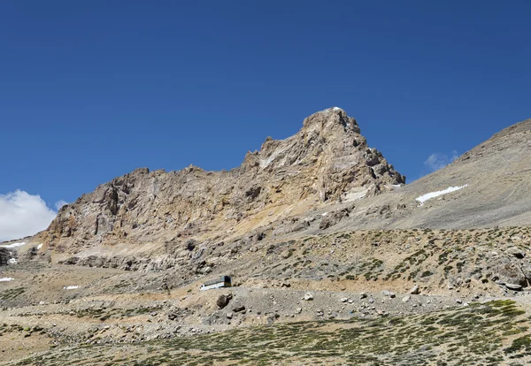 Camión solitario que va por carretera de montaña — Foto de Stock