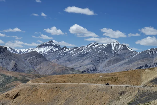 Camion cassé sur la route de haute montagne — Photo