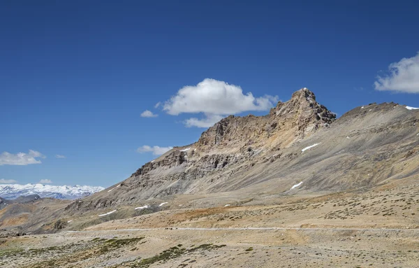 Road at the bottom of mountain — Stock Photo, Image