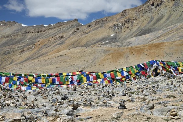 Banderas budistas coloridas y muchas pirámides de piedra — Foto de Stock