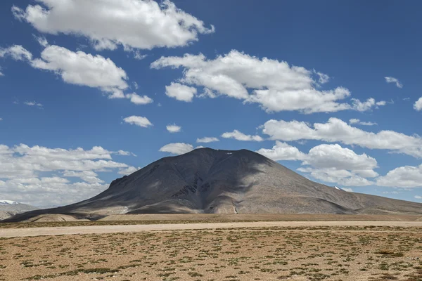 Montura solitaria sombreada por nubes —  Fotos de Stock