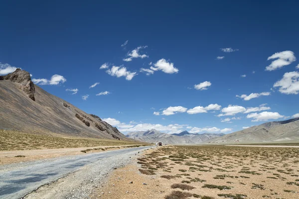 Estrada nacional entre montanhas de alta altitude — Fotografia de Stock