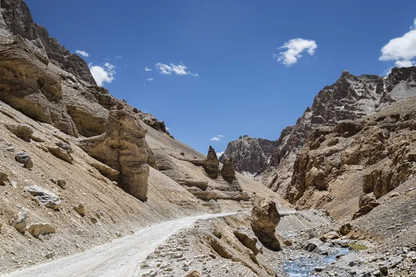 Gravel road in mountains nearby river — Stock Photo, Image