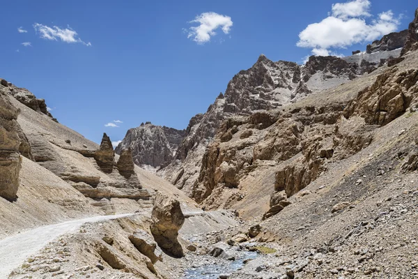 Mountain road and river — Stock Photo, Image