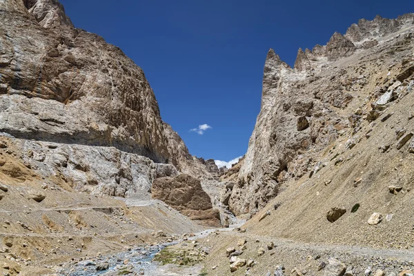 巨大的锯齿状的山脉蜿蜒的小路与河 — 图库照片