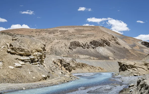 Przepływ rzeki w Ladakh Góra — Zdjęcie stockowe