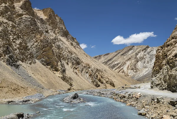 Rio flui no desfiladeiro das montanhas Ladakh — Fotografia de Stock