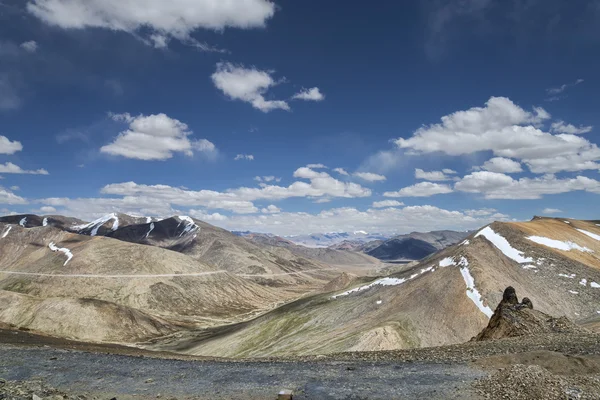 Uitzicht op de bergketen van Taglang La pass — Stockfoto