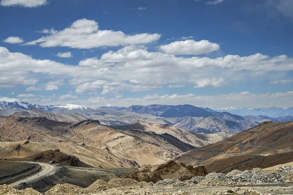 Vista del camino curvo entre montañas cubiertas de nieve — Foto de Stock