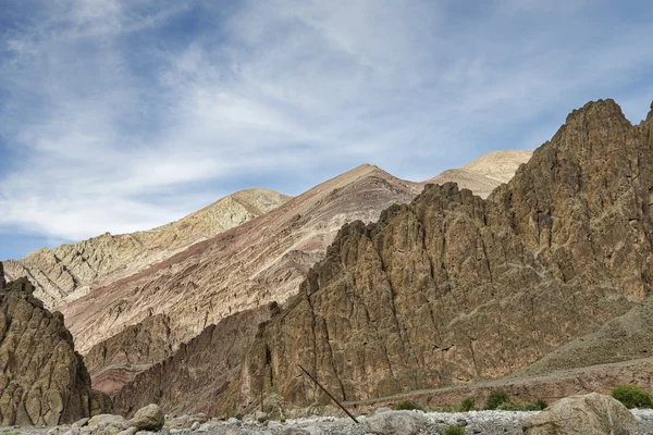 Majestosas montanhas Himalaias irregulares — Fotografia de Stock