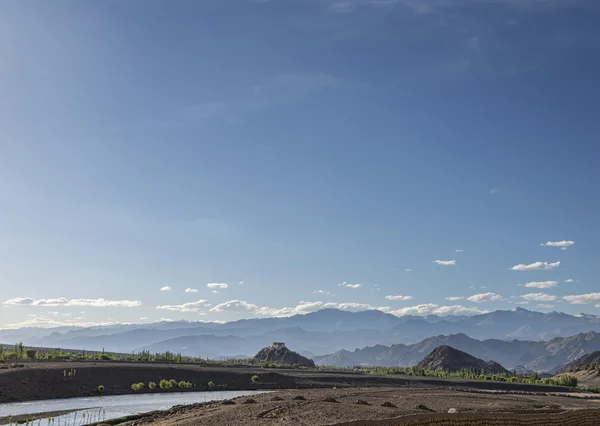 Castillo en la roca con altas montañas sobre un fondo —  Fotos de Stock