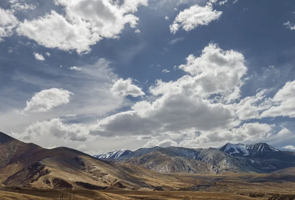 Gyönyörű kilátás a száraz Ladakh-hegység, a hó és a felhők felett — Stock Fotó