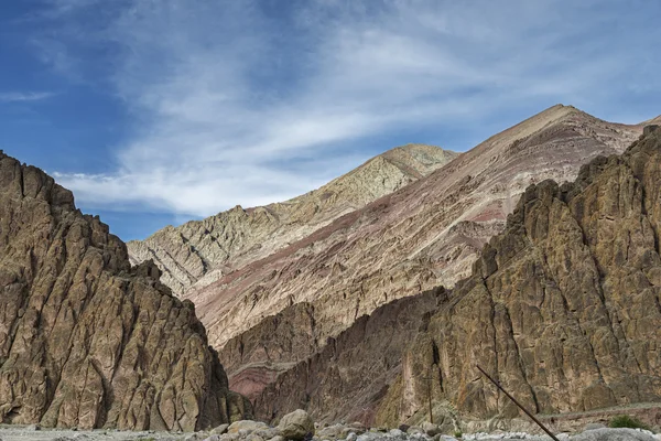 多彩巨大岩石山壁的雄伟的喜马拉雅山 — 图库照片