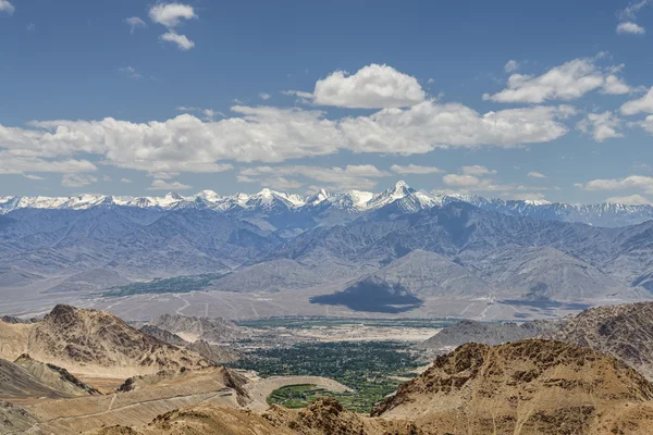Majestueuze toppen van de Himalaya en groene oase valley — Stockfoto