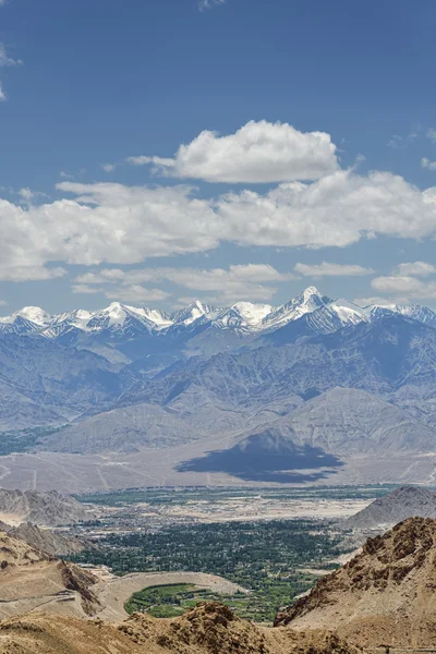 Majestätiska Himalayas toppar och grön oas dalen — Stockfoto