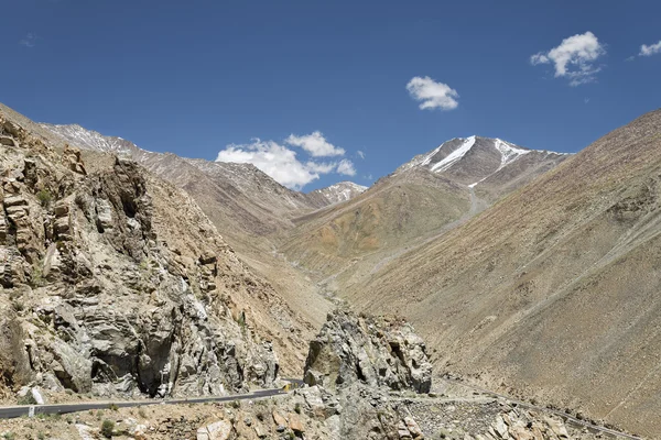 Winding road in mountains view — Stock Photo, Image