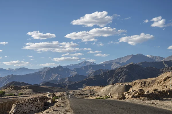 Scenic view of mountain road with majestic mountains backgound — Stock Photo, Image