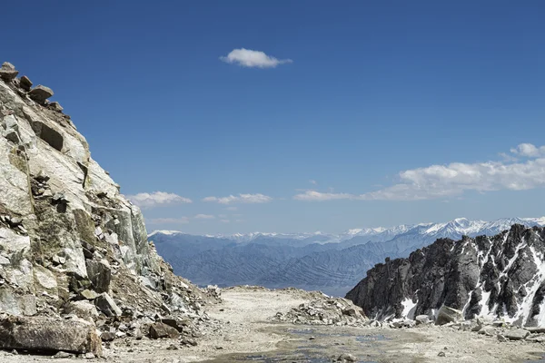 Widok na pasmo górskie od Khardung La pass — Zdjęcie stockowe