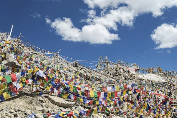 Muchas banderas de oración budistas alrededor del templo en el paso de Khardung La — Foto de Stock