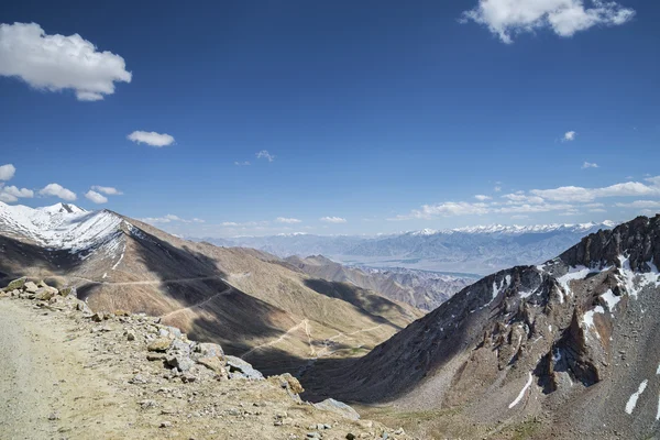 Vue aérienne de la route serpentine, chaîne de montagnes et vallée de Leh de la route au col de Khardung La — Photo