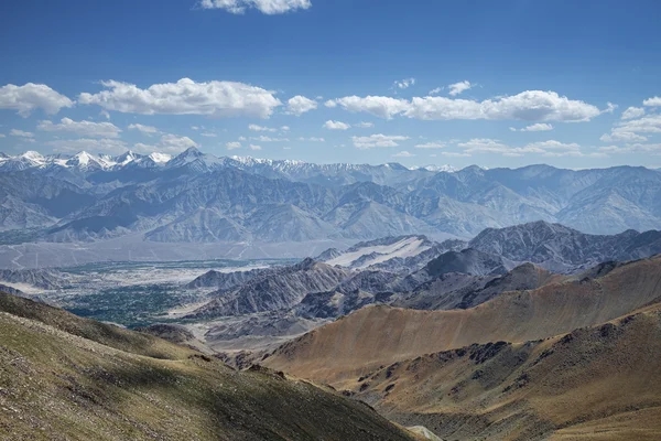 Nagyszerű kilátás a Himalája hegység és a zöld völgy Leh Ladakh — Stock Fotó