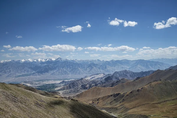 Fantastisk utsikt över Himalayas bergskedja och gröna dalen av Leh Ladakh — Stockfoto