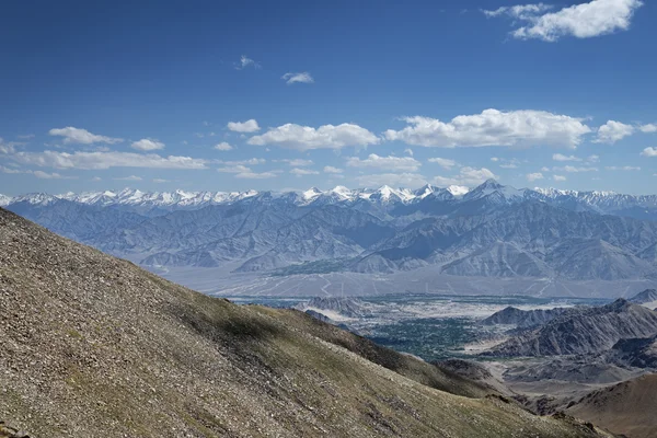 Vista del valle de leh verde y majestuosa cordillera del Himalaya — Foto de Stock