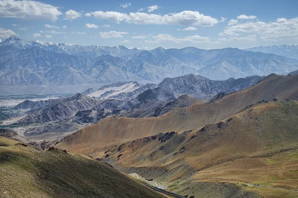 Skvělý pohled himálajské pohoří a zelené údolí Ladakhu Leh — Stock fotografie