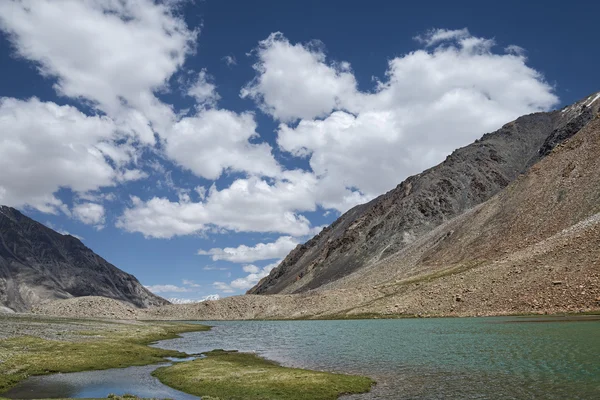 Vista al lago de montaña —  Fotos de Stock