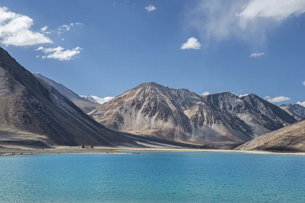 Lac d'eau turquoise en haute montagne — Photo