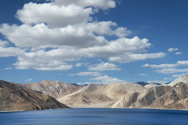 Lago de montaña azul profundo entre colinas — Foto de Stock