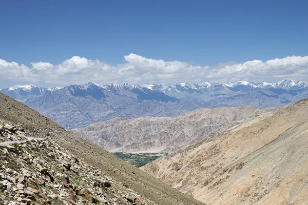 Yeşil Vadi ve dolambaçlı yol ile görkemli Himalayalar görüntülemek — Stok fotoğraf