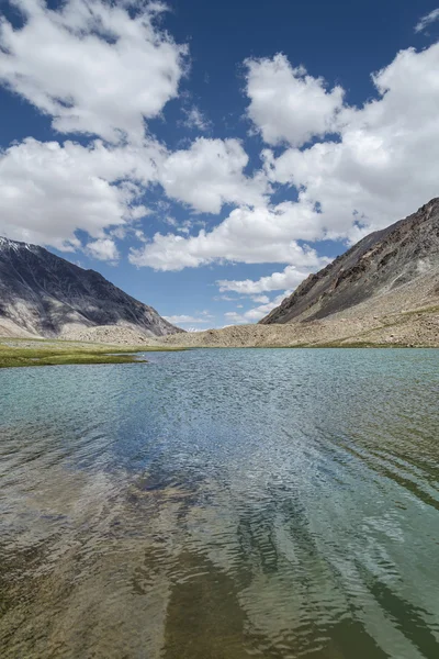 Reflet pur du lac Himalayen haute altitude — Photo