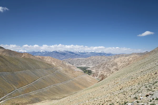 沙漠高山景观与蜿蜒的路和绿色谷 — 图库照片