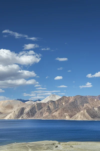 Lago de água azul profundo — Fotografia de Stock