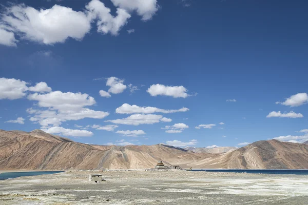 Buddhist building at lake coast in Himalayas — Stock Photo, Image